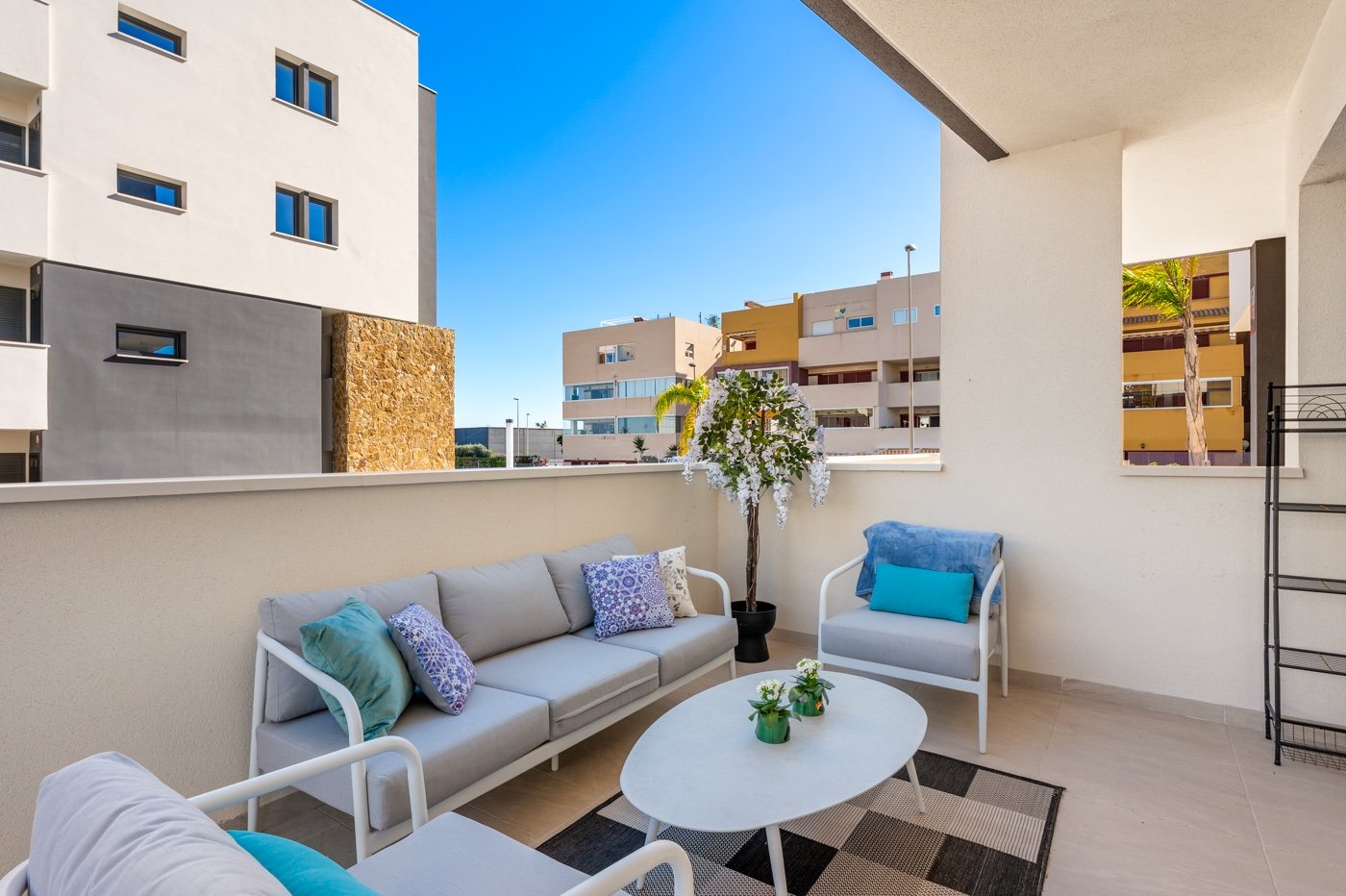 In einer der begehrtesten Lagen von Playa Flamenca an der Orihuela Costa präsentieren wir Ihnen diese exklusive Eck-Erdgeschosswohnung in einem erst