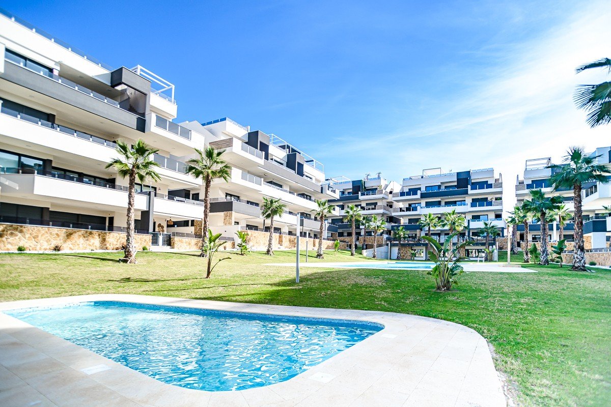 Dieses nahezu neue Penthouse in Orihuela Costa vereint modernen Komfort mit einer erstklassigen Lage an der Costa Blanca . Die Immobilie verfügt über