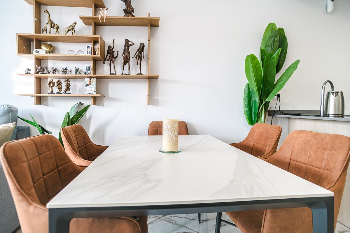 Dieses nahezu neue Penthouse in Orihuela Costa vereint modernen Komfort mit einer erstklassigen Lage an der Costa Blanca . Die Immobilie verfügt über