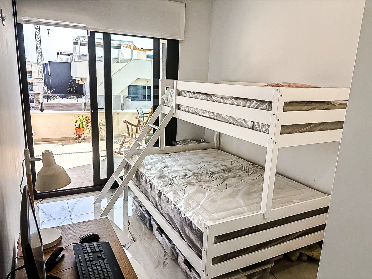 Dieses nahezu neue Penthouse in Orihuela Costa vereint modernen Komfort mit einer erstklassigen Lage an der Costa Blanca . Die Immobilie verfügt über