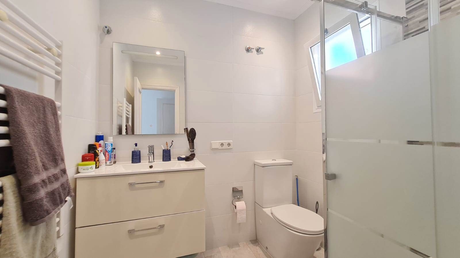 Nestled within the highly desirable residential area of La Florida, Orihuela Costa, this beautifully maintained detached villa offers the perfect co