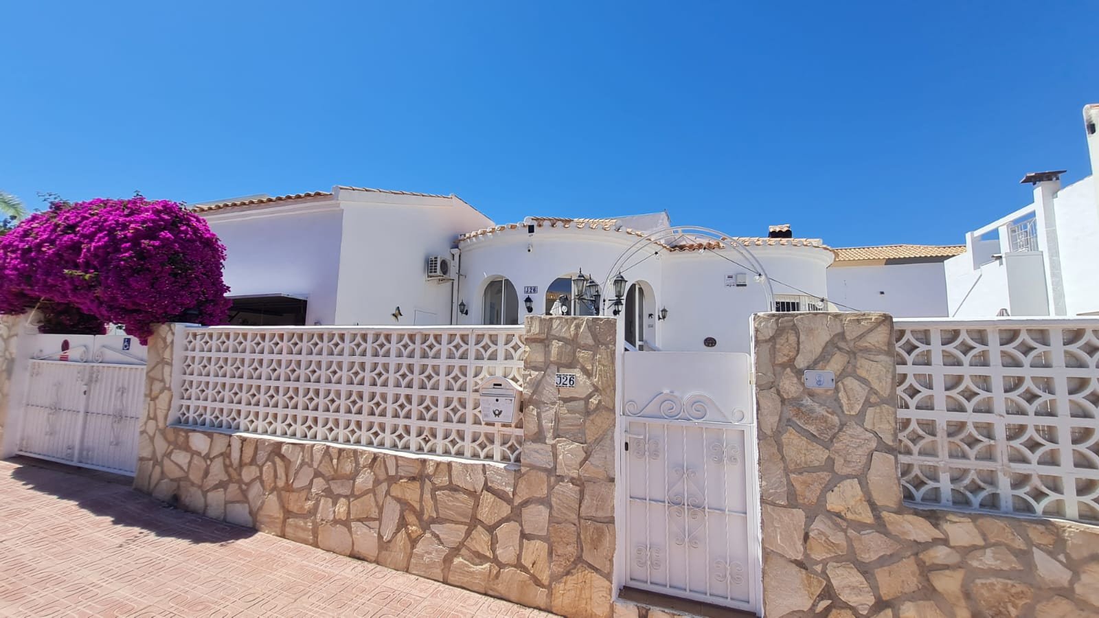 Nestled within the highly desirable residential area of La Florida, Orihuela Costa, this beautifully maintained detached villa offers the perfect co