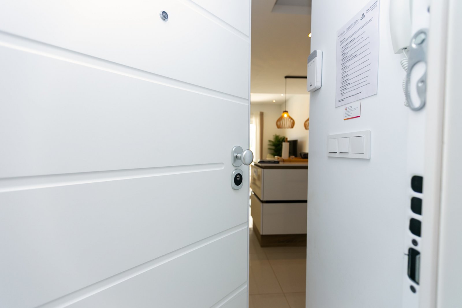 Wir präsentieren Ihnen diese stilvolle und moderne Erdgeschosswohnung aus dem Jahr 2019 in der exklusiven Wohnanlage Allegra Suits in Ciudad Quesada,