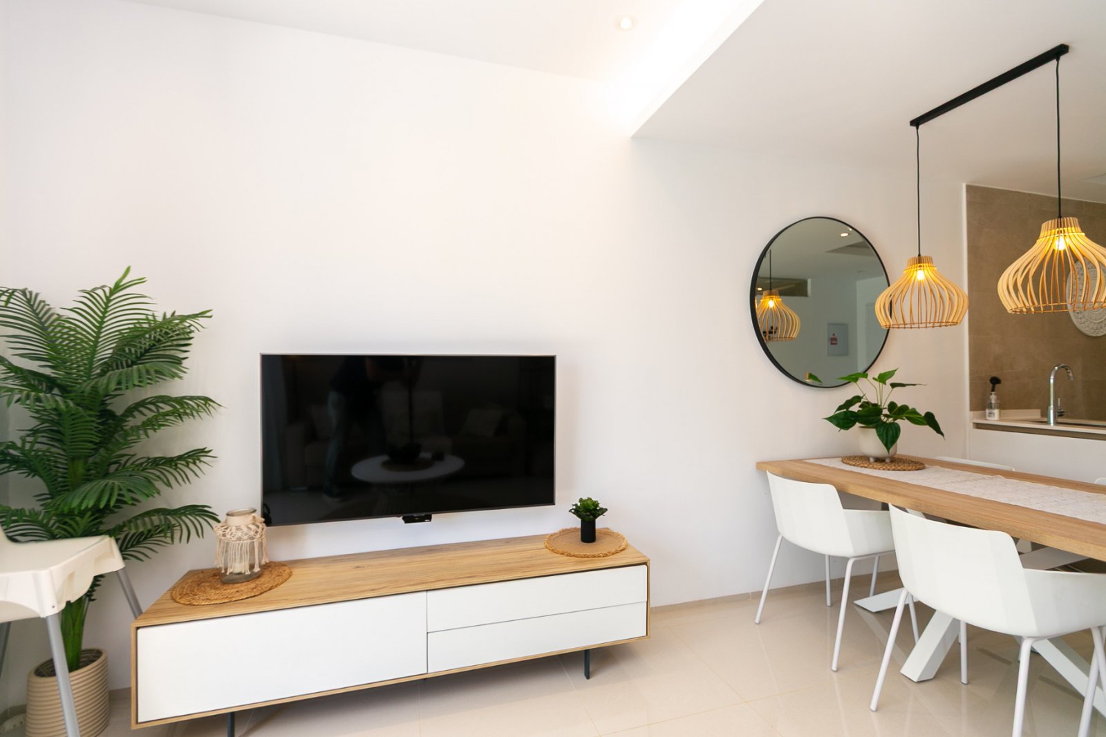 Wir präsentieren Ihnen diese stilvolle und moderne Erdgeschosswohnung aus dem Jahr 2019 in der exklusiven Wohnanlage Allegra Suits in Ciudad Quesada,