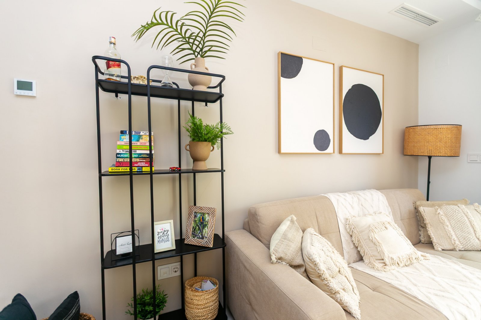 Wir präsentieren Ihnen diese stilvolle und moderne Erdgeschosswohnung aus dem Jahr 2019 in der exklusiven Wohnanlage Allegra Suits in Ciudad Quesada,