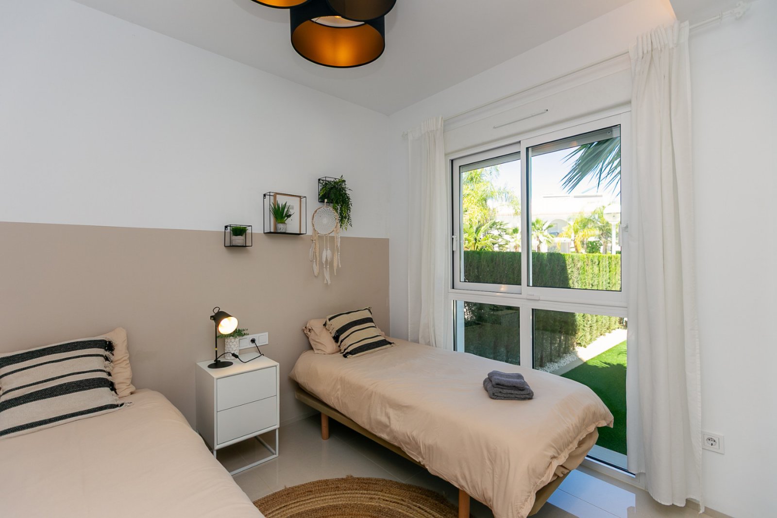 Wir präsentieren Ihnen diese stilvolle und moderne Erdgeschosswohnung aus dem Jahr 2019 in der exklusiven Wohnanlage Allegra Suits in Ciudad Quesada,