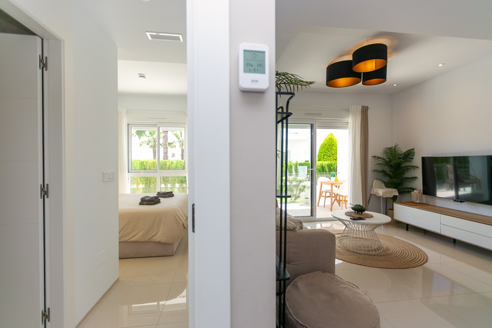 Wir präsentieren Ihnen diese stilvolle und moderne Erdgeschosswohnung aus dem Jahr 2019 in der exklusiven Wohnanlage Allegra Suits in Ciudad Quesada,