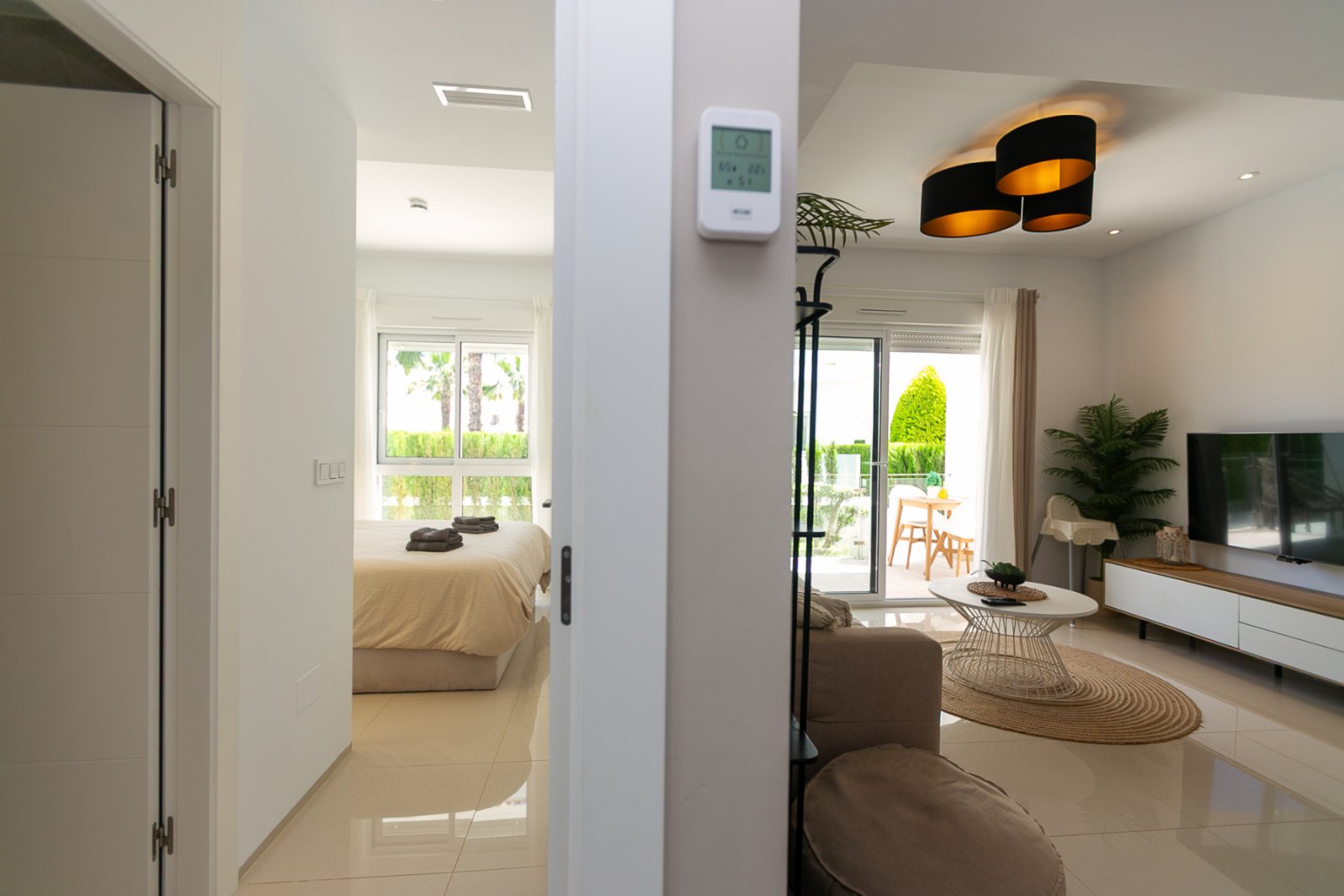 Wir präsentieren Ihnen diese stilvolle und moderne Erdgeschosswohnung aus dem Jahr 2019 in der exklusiven Wohnanlage Allegra Suits in Ciudad Quesada,