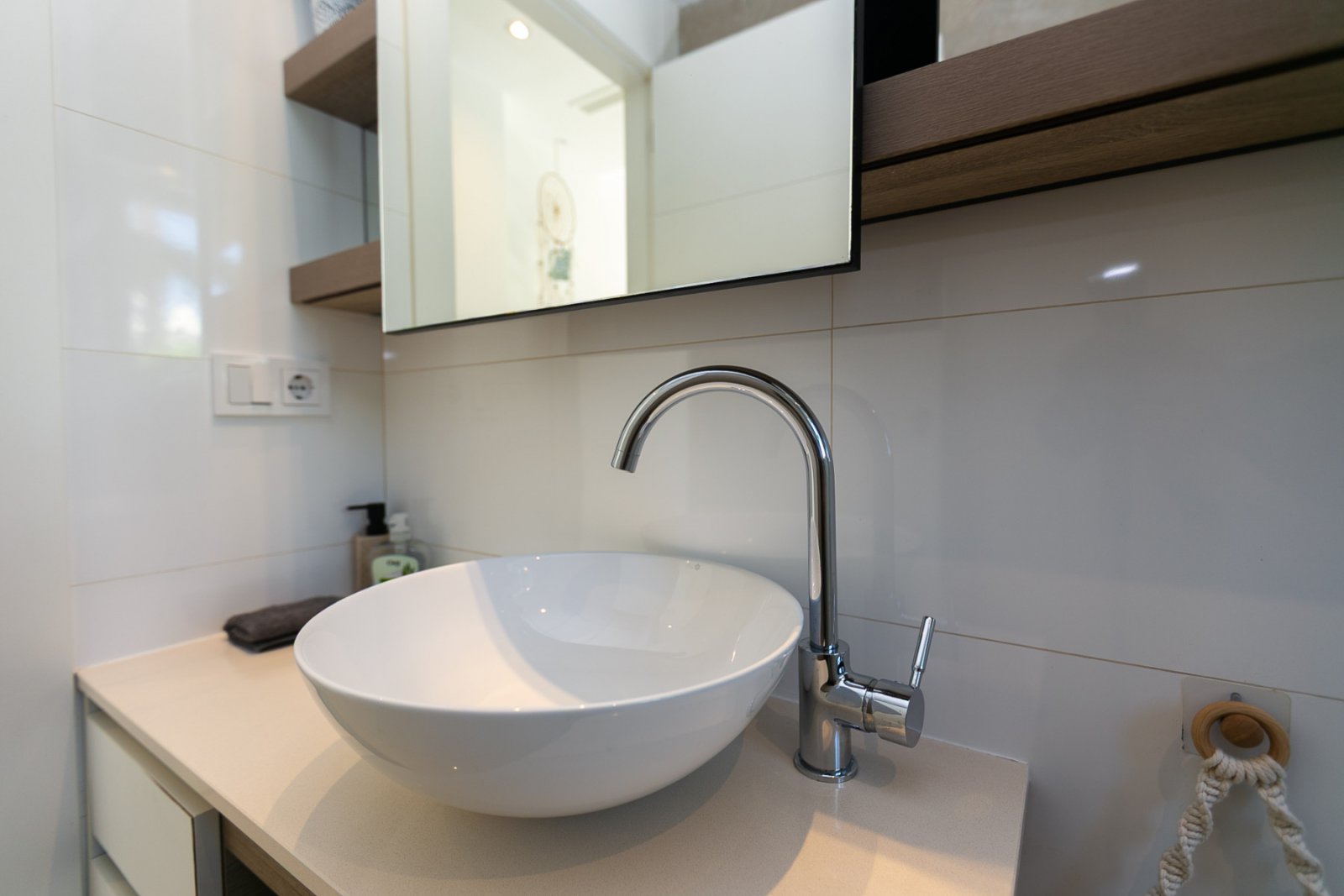 Wir präsentieren Ihnen diese stilvolle und moderne Erdgeschosswohnung aus dem Jahr 2019 in der exklusiven Wohnanlage Allegra Suits in Ciudad Quesada,