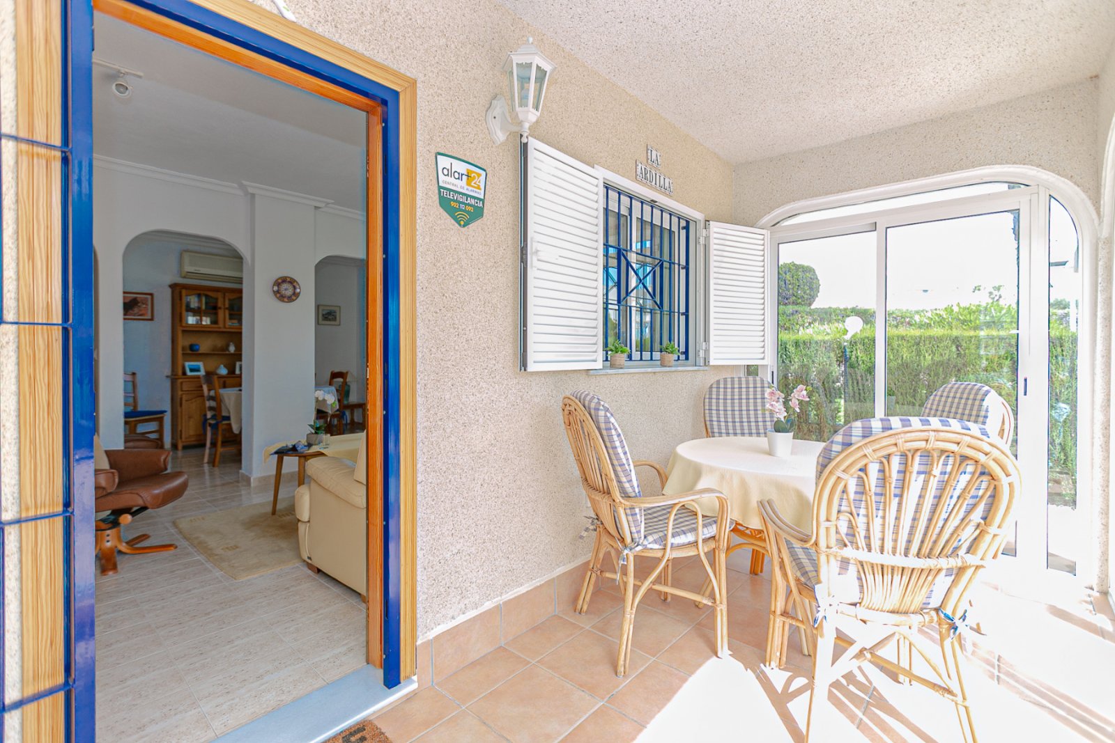 Wir präsentieren Ihnen dieses charmante Quad-Haus mit eigenem Straßenzugang, ideal für alle, die Außenbereich, Komfort und eine hervorragende Lage su