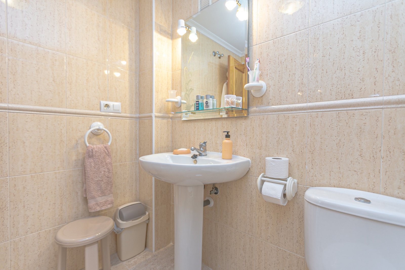 Wir präsentieren Ihnen dieses charmante Quad-Haus mit eigenem Straßenzugang, ideal für alle, die Außenbereich, Komfort und eine hervorragende Lage su
