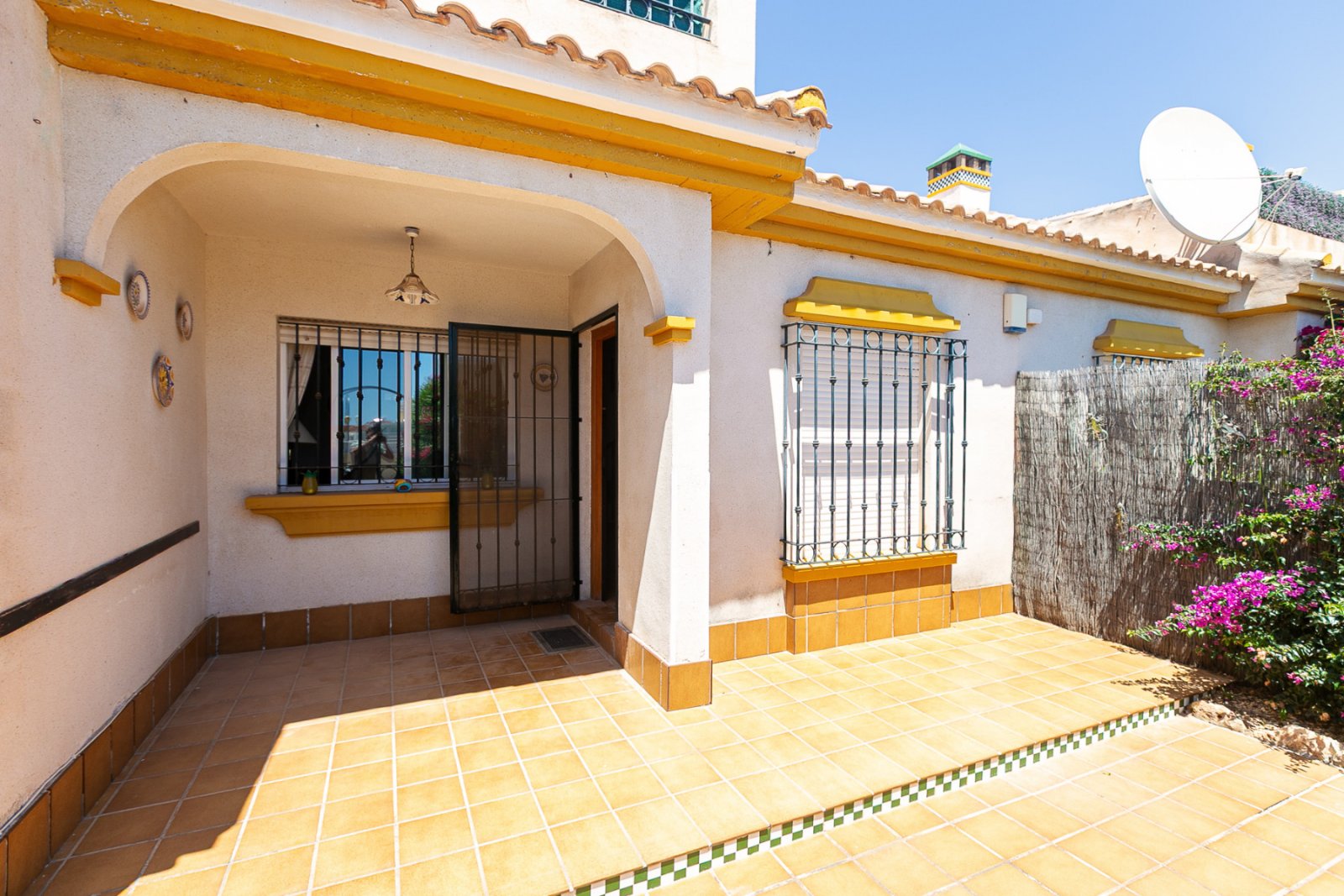 Zum Verkauf steht ein charmantes Reihenhaus in La Zenia innerhalb einer exklusiven geschlossenen Wohnanlage mit Gemeinschaftspool, bestehend aus nur