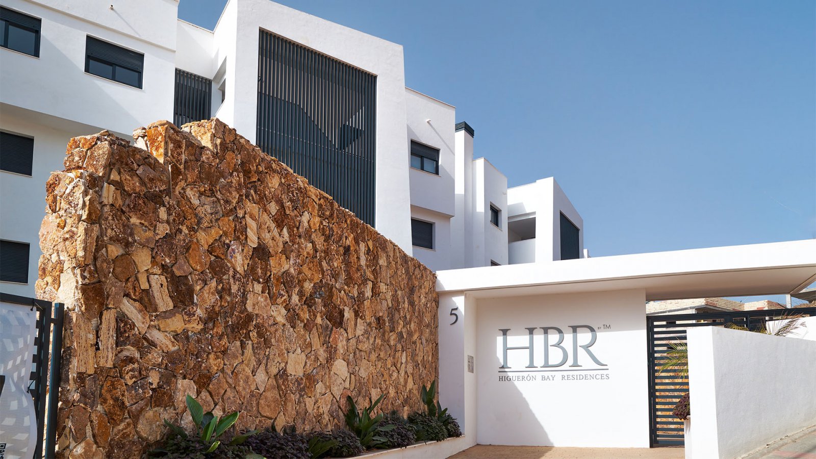 Fuengirola:  Higuerón Bay Residences by TM befindet sich in der privilegierten Gegend von El Higuerón in Fuengirola. Die Lage ist ausgezeichnet: Von der Anlage si 
