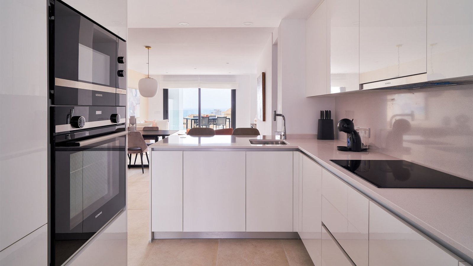 Higuerón Bay Residences by TM befindet sich in der privilegierten Gegend von El Higuerón in Fuengirola. Die Lage ist ausgezeichnet: Von der Anlage si