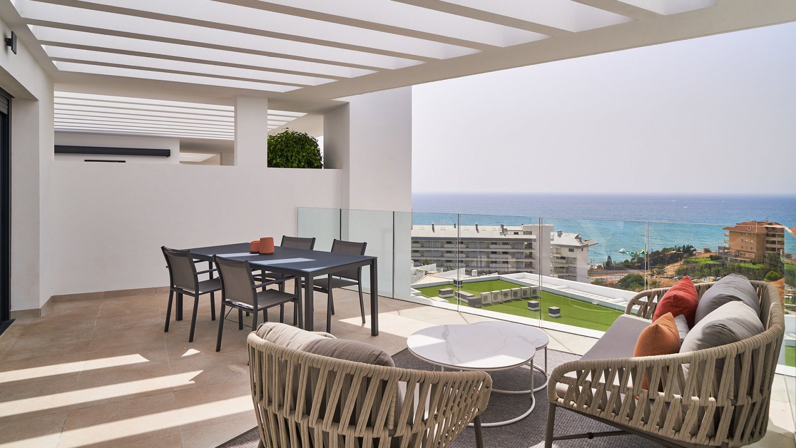 Higuerón Bay Residences by TM befindet sich in der privilegierten Gegend von El Higuerón in Fuengirola. Die Lage ist ausgezeichnet: Von der Anlage si