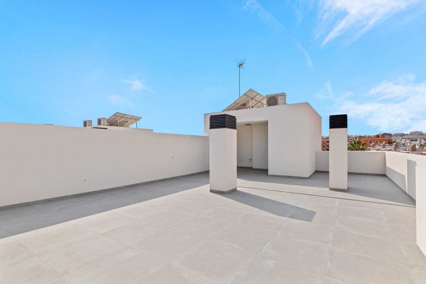 Brandneues Penthouse mit privatem Solarium in Villamartín, PAU 8 Orihuela Costa. Entdecken Sie diese dritte Etage Penthouse mit Aufzug, in der belie