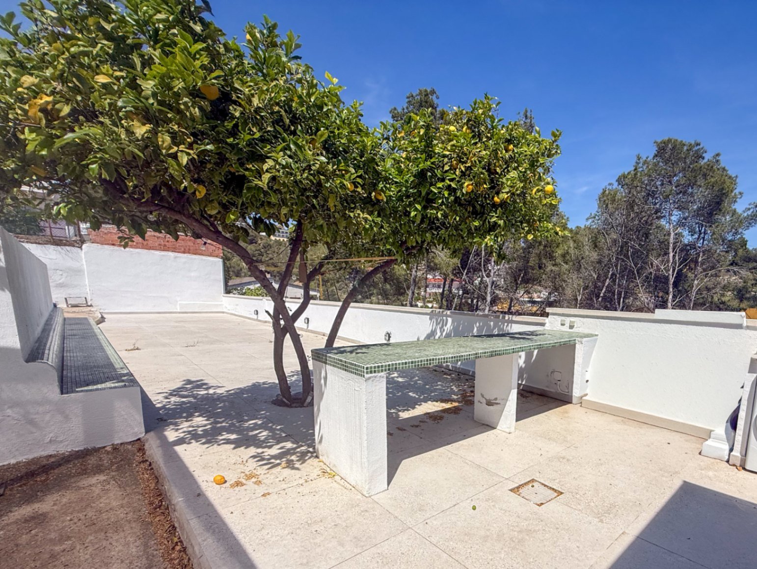Für diejenigen, die es genießen, von Natur umgeben zu leben und gleichzeitig verbunden zu bleiben, bietet dieses Haus in Olivella ein komfortables Gle
