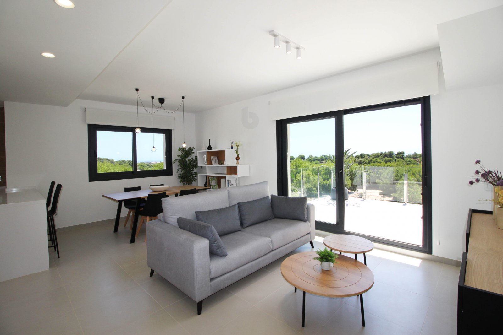 Diese Wohnanlage befindet sich in der charmanten Umgebung von Pinar de Campoverde und bietet eine Auswahl von 20 Immobilien, darunter Apartments, Erd