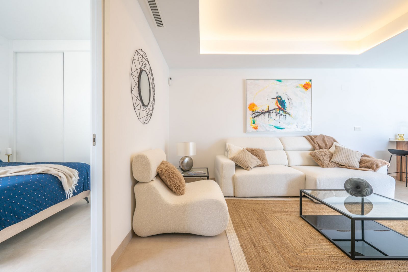 In der charmanten Stadt Roldán gelegen, bietet diese Wohnanlage 36 unabhängige Häuser, die durch ihr modernes und funktionales Design hervorstechen.