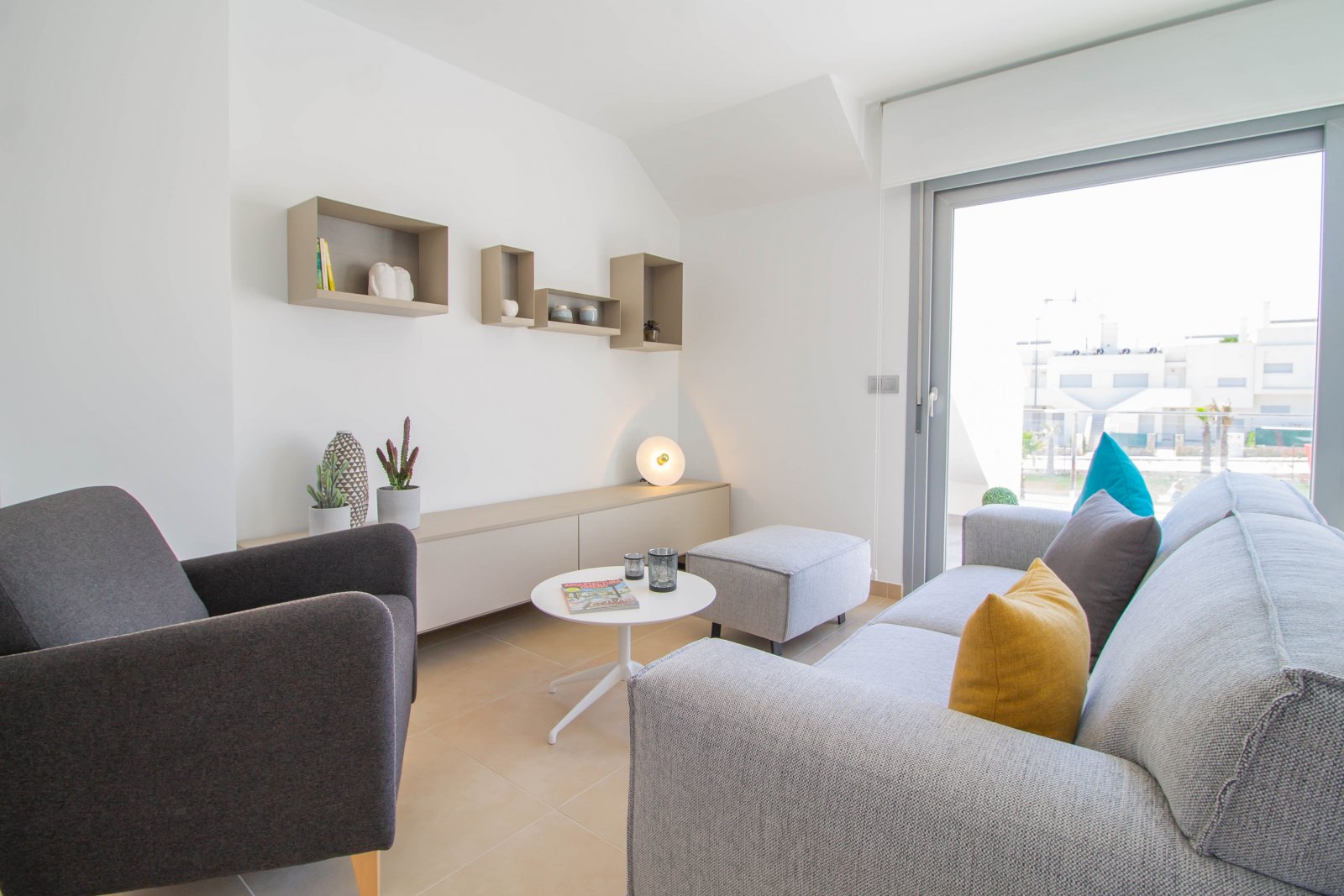 In der charmanten Gegend von Vistabella gelegen, bietet diese exklusive Wohnanlage eine Auswahl von sechs Immobilien, die darauf ausgelegt sind, die