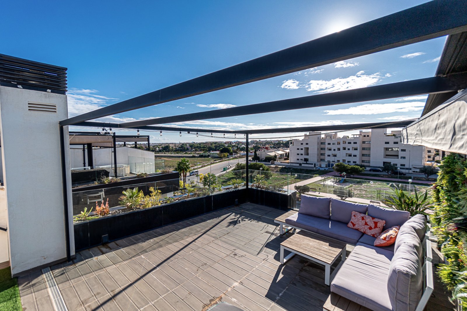 Dieses außergewöhnliche Duplex-Penthouse im exklusiven Muna Spa & Resort in Los Dolses bietet eine seltene Kombination aus Luxus, Großzügigkeit u