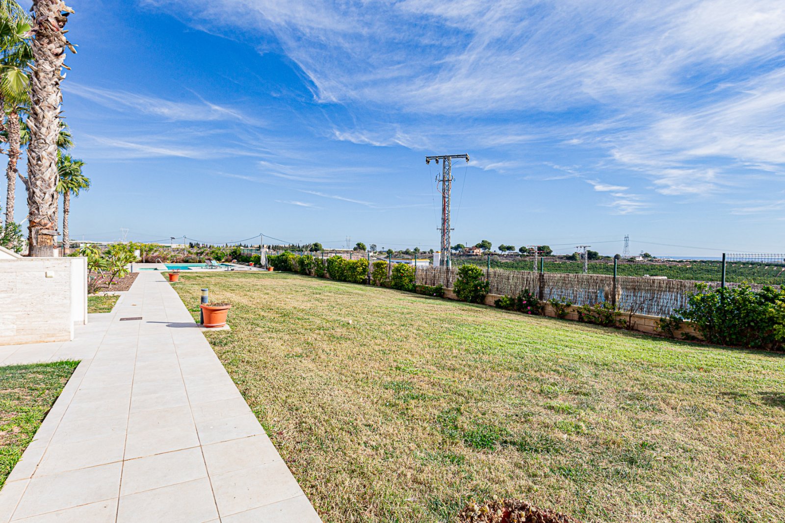 Top Wiederverkauf einer modernen Dachgeschosswohnung auf dem Golfplatz Lo Romero. Die Unterkunft liegt innerhalb des Golfplatzgeländes in einer gesch