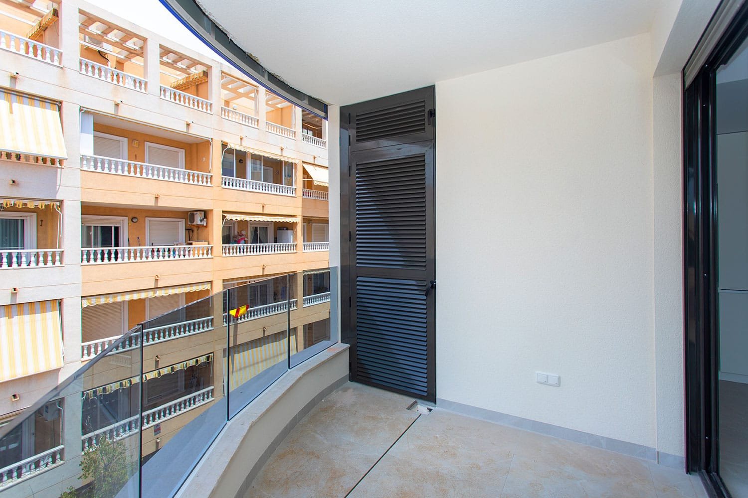 Neubauwohnung in Torrevieja zu verkaufen. Die Wohnung im dritten Stock bietet 2 geräumige Schlafzimmer, 2 Badezimmer (eins davon Ensuite), einen offe