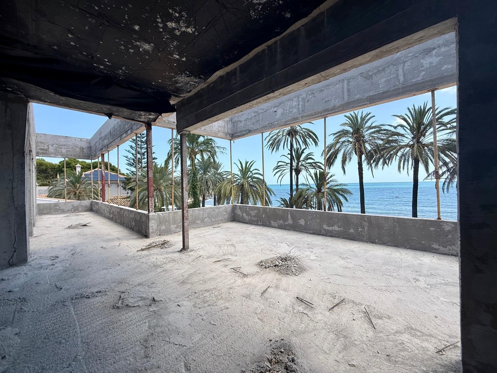 First line luxury villa under construction in Punta Prima
The first line plot of 1100 m2 with superb views over the Mediterranean sea 
