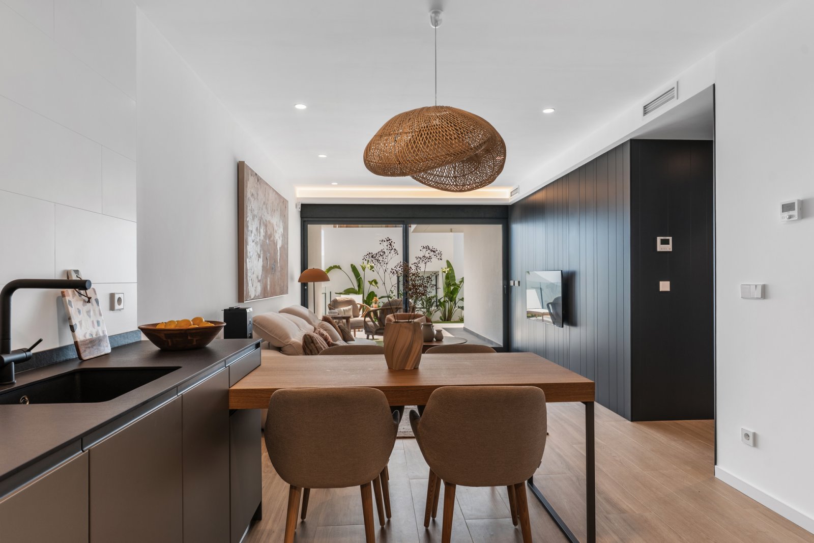 In der exklusiven Gegend von Cumbre del Sol gelegen, bietet diese Wohnanlage eine Auswahl von 11 Immobilien, darunter Apartments, Erdgeschosse und Pe