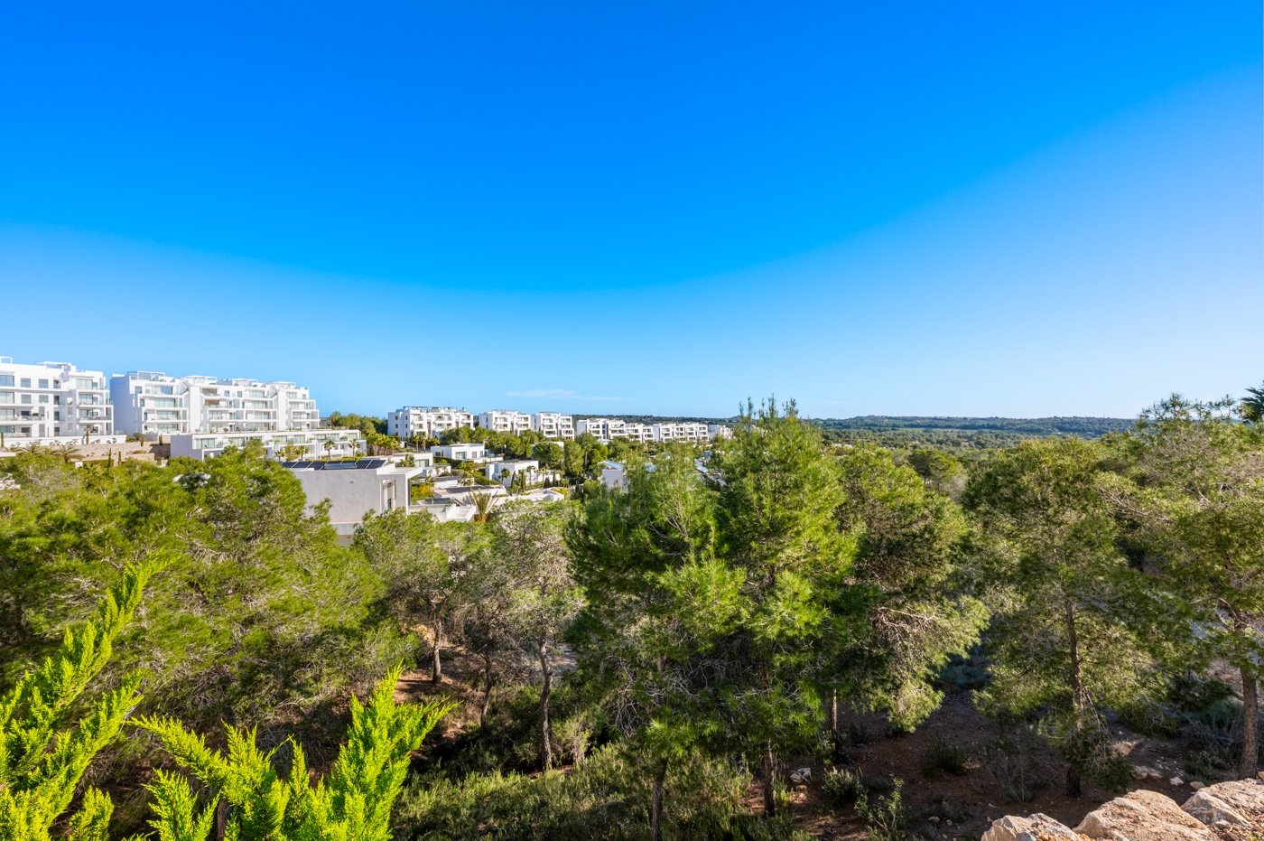 Erleben Sie mediterranes Wohnen der Extraklasse in diesem exklusiven Luxusapartment in der begehrten Wohnanlage Níspero innerhalb des Las Colinas Gol