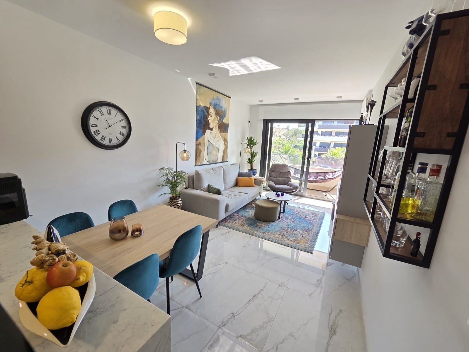 Luxuriöse Wohnung zum Verkauf im Resort Amanecer, im begehrten Viertel Los Altos an der Orihuela Costa. Die 2024 fertiggestellte, stilvolle