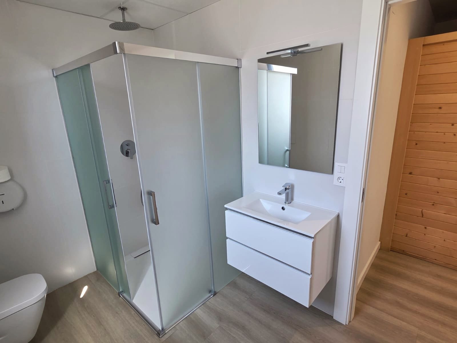 Luxuriöse Wohnung zum Verkauf im Resort Amanecer, im begehrten Viertel Los Altos an der Orihuela Costa. Die 2024 fertiggestellte, stilvolle