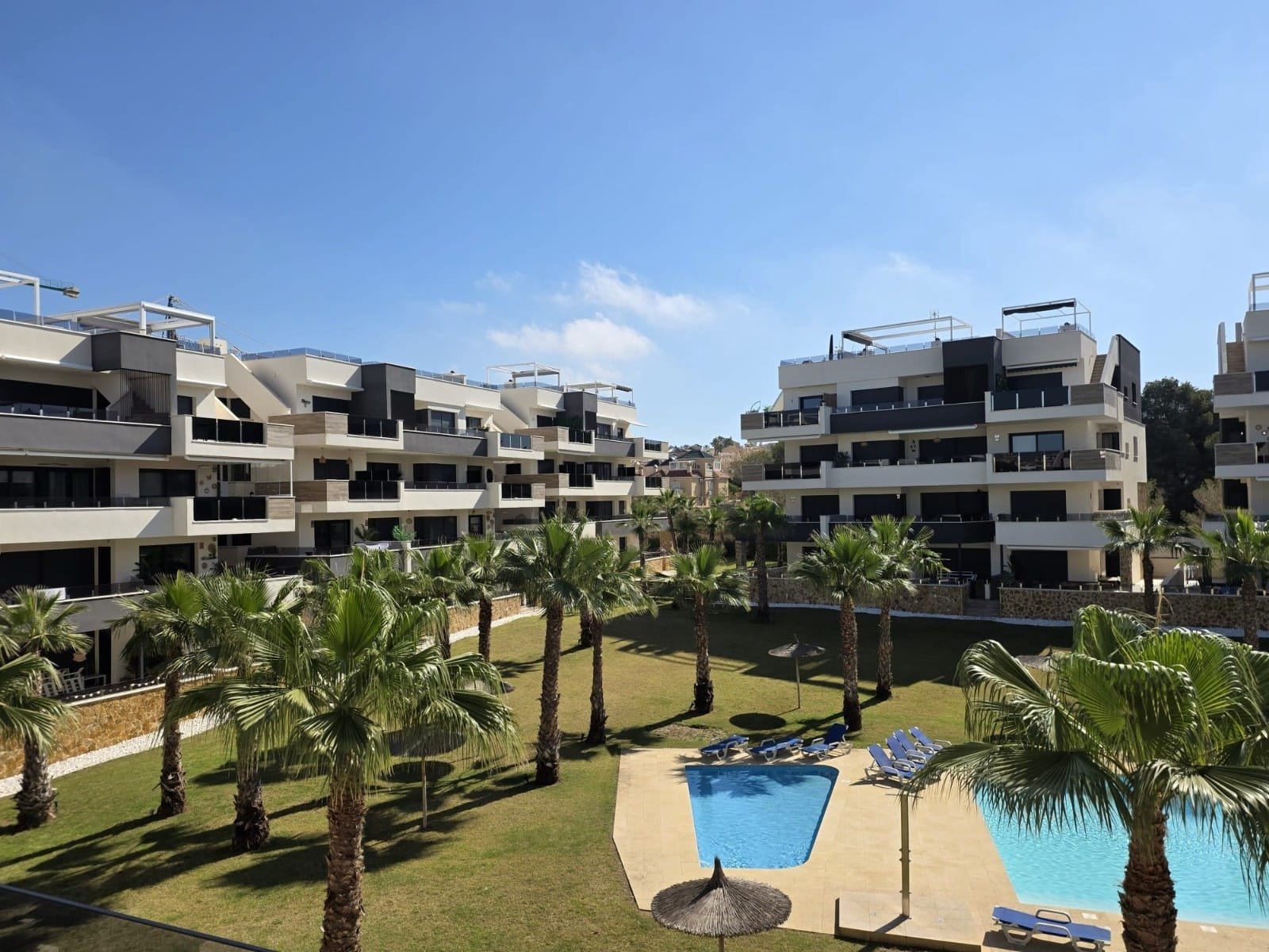 Luxuriöse Wohnung zum Verkauf im Resort Amanecer, im begehrten Viertel Los Altos an der Orihuela Costa. Die 2024 fertiggestellte, stilvolle