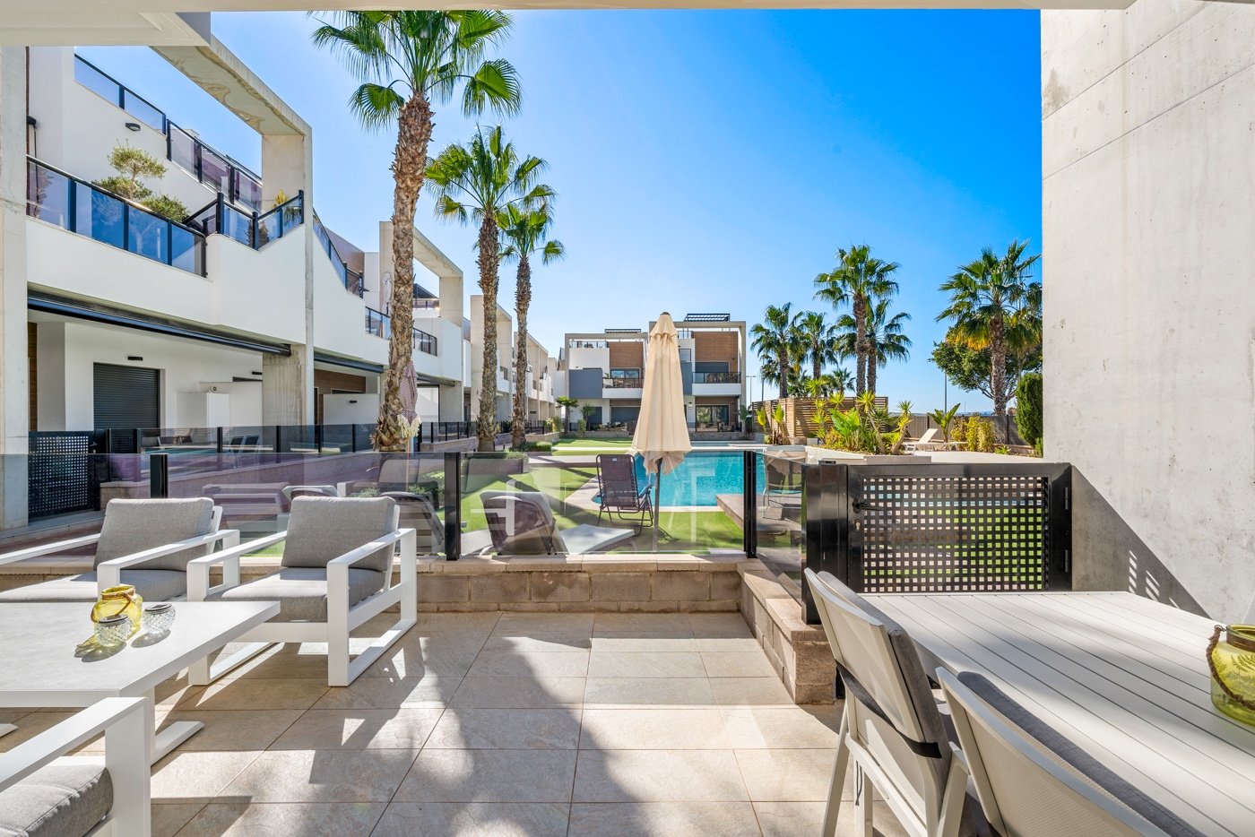 Ground floor apartment in El Raso, Guardamar del Segura
This beautiful south-facing ground-floor apartment is located in a modern residen