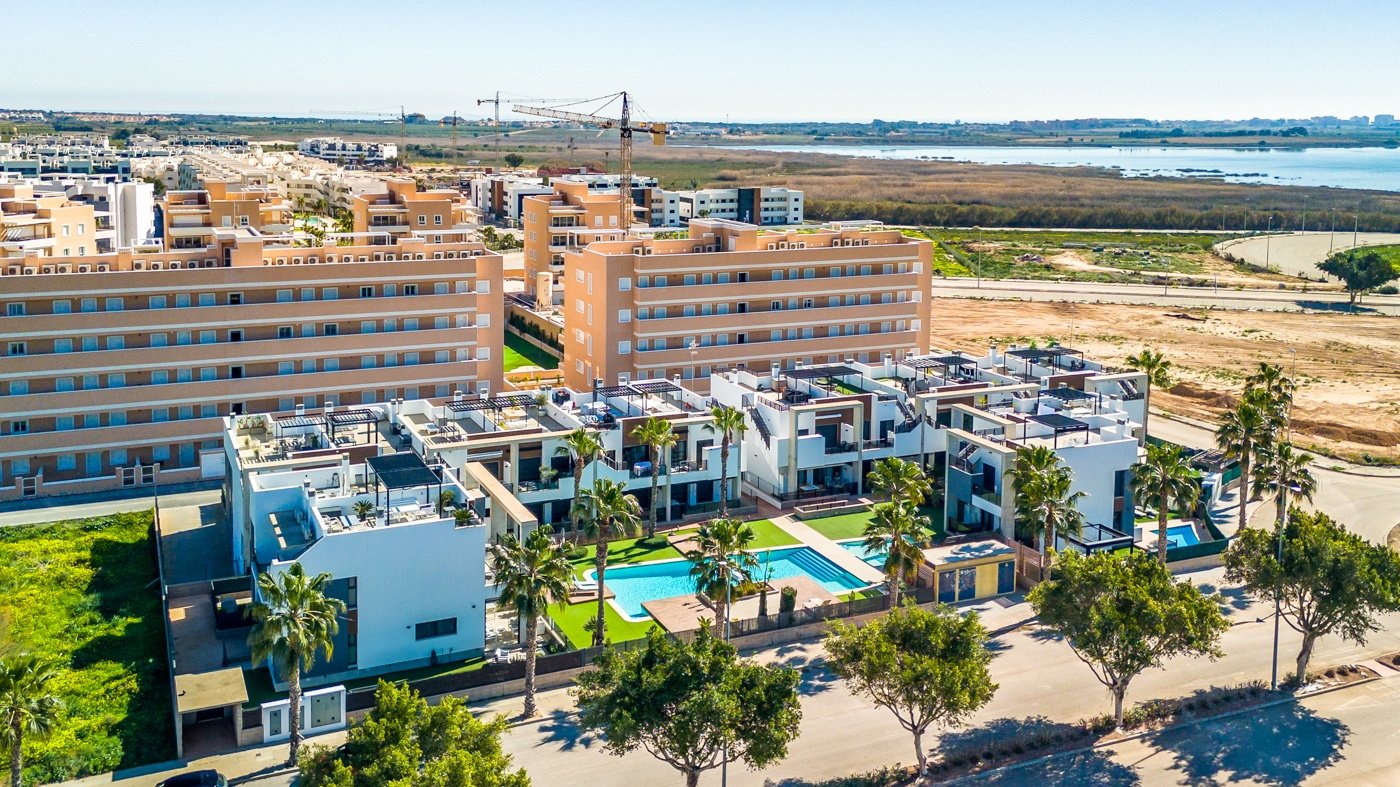 Ground floor apartment in El Raso, Guardamar del Segura
This beautiful south-facing ground-floor apartment is located in a modern residen