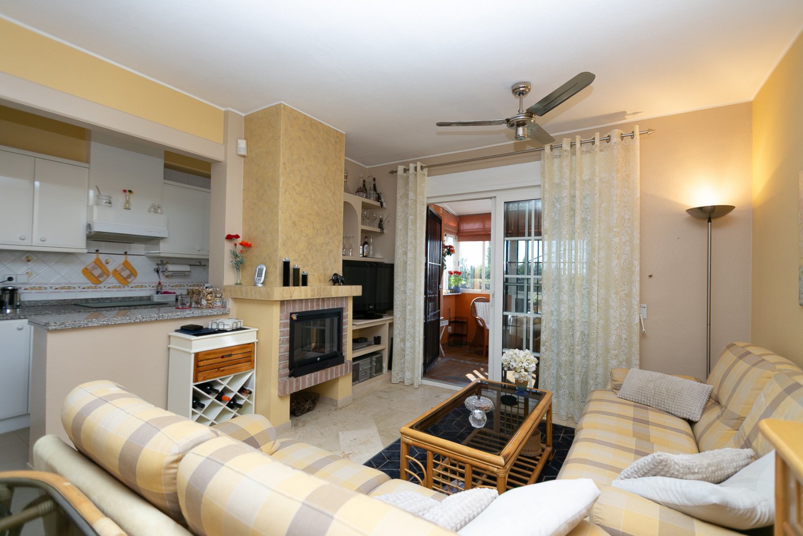 Entdecken Sie diesen charmanten Bungalow im Erdgeschoss, gelegen in einer der schönsten und charaktervollsten Wohnanlagen in Playa Flamenca. Eine typ