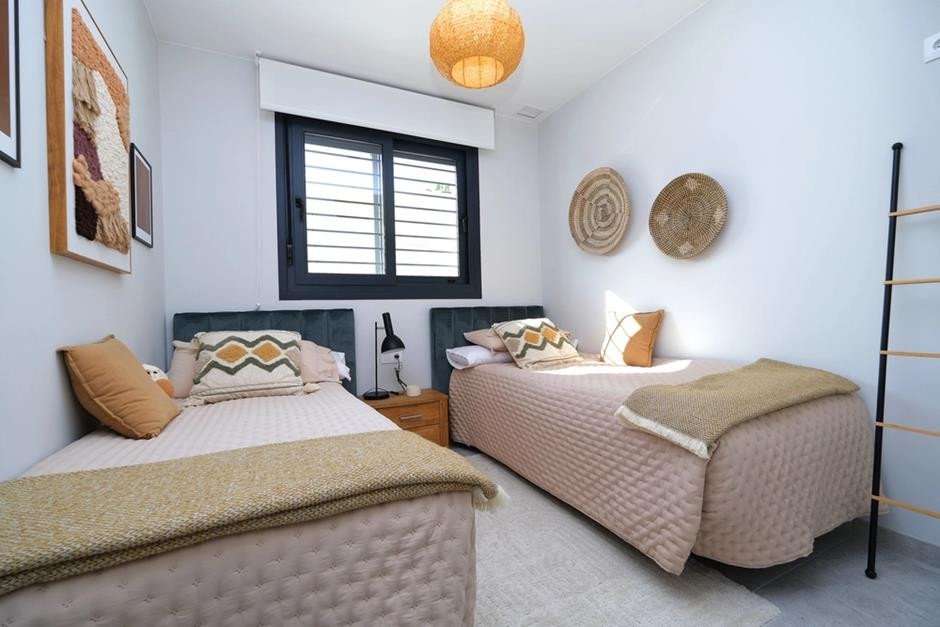  Entdecken Sie diese traumhafte Wohnung im ersten Stock, Baujahr 2023, in der begehrten Wohngegend Villamartín – Las Filipinas. Von TM nach höchsten S