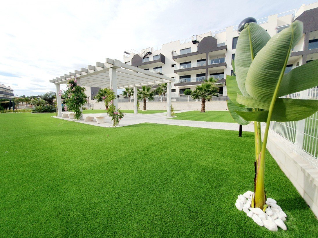 Discover this superb modern flat situated on the 2nd floor (with lift access) within the prestigious, secure Valentino Golf residence. Ideally facin