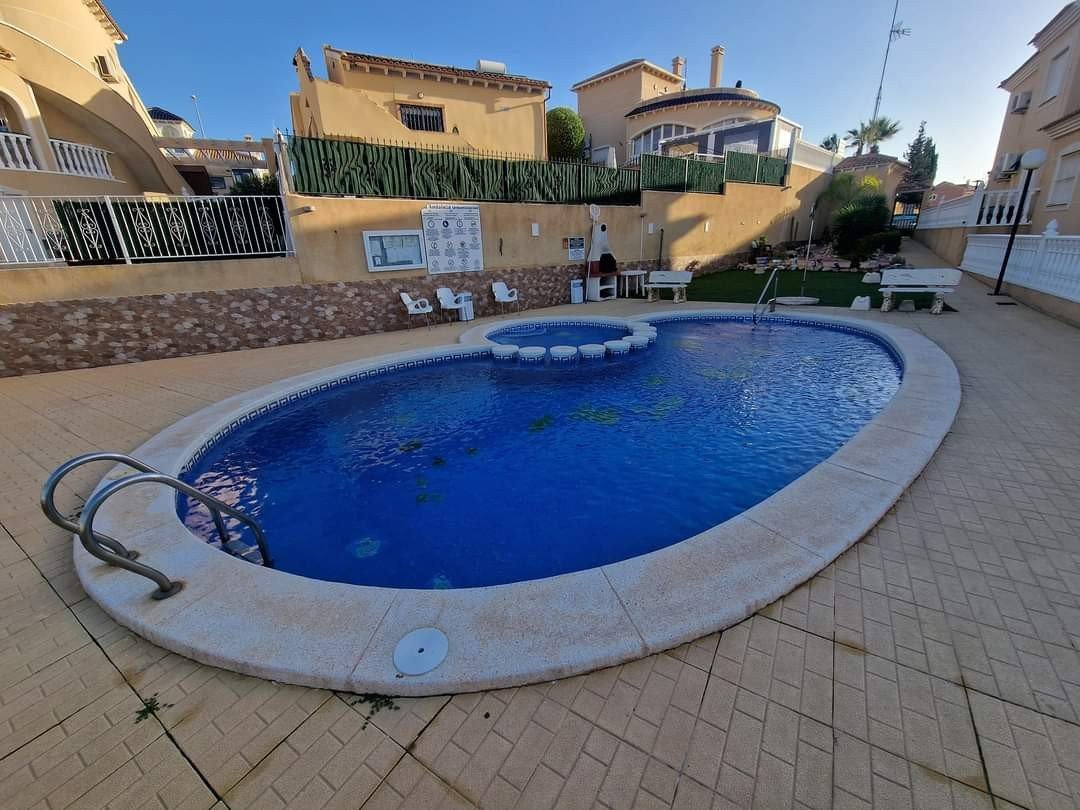 Enjoy the best of the Costa Blanca in this charming ground-floor apartment, ideally situated in the popular Villamartin. This move-in ready property