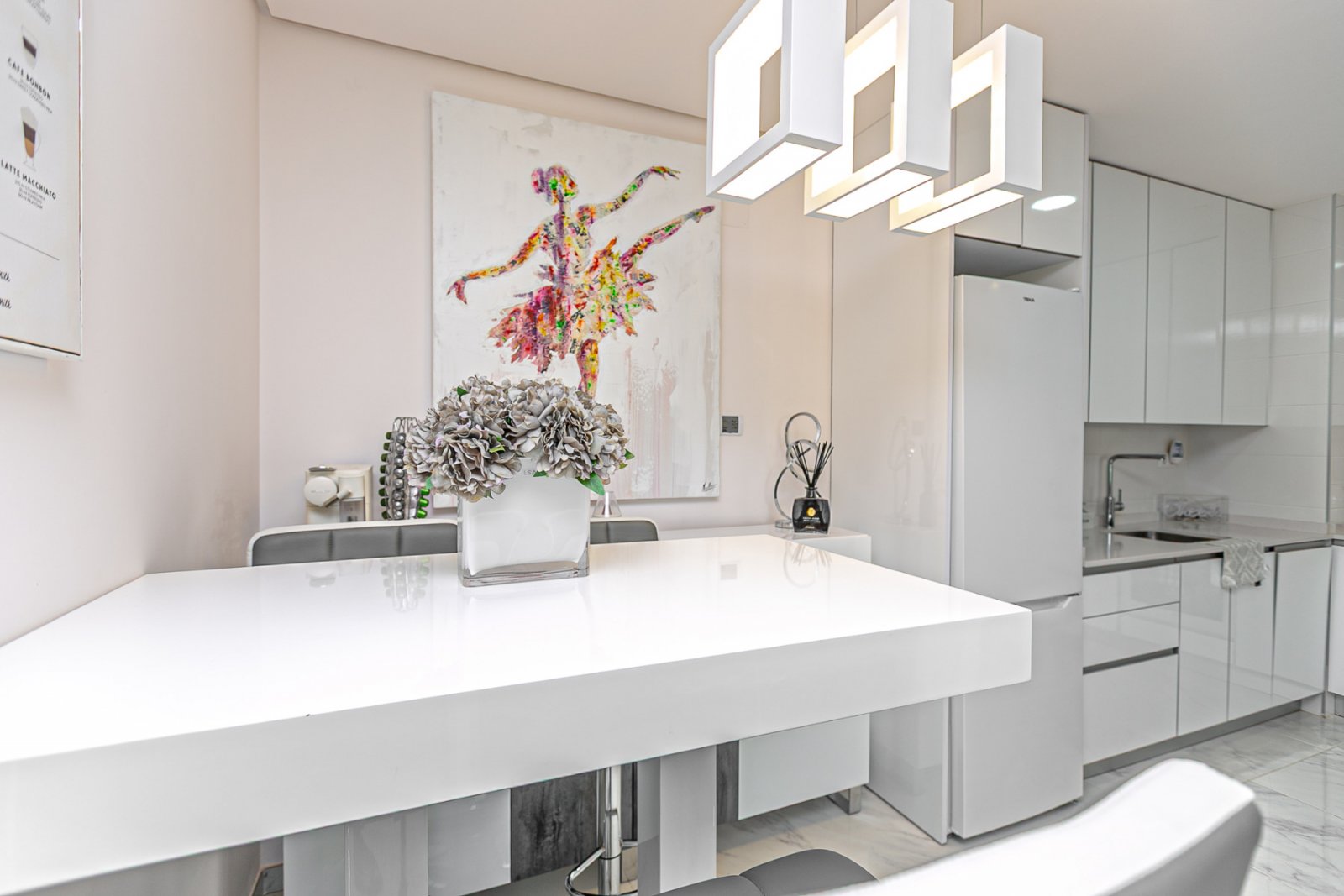 Entdecken Sie diese spektakuläre Wohnung in der exklusiven Wohnanlage Green Hills in Los Dolses, erbaut im Jahr 2022 mit hochwertigen Materialien und