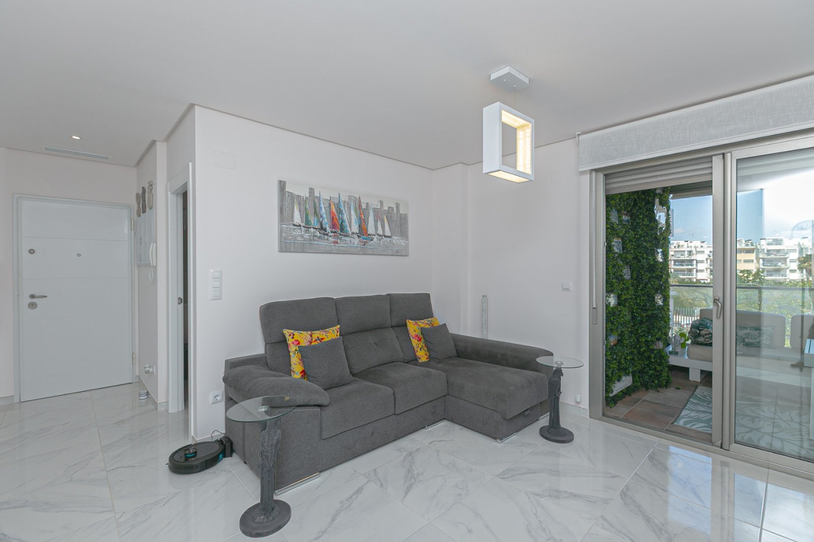 Entdecken Sie diese spektakuläre Wohnung in der exklusiven Wohnanlage Green Hills in Los Dolses, erbaut im Jahr 2022 mit hochwertigen Materialien und