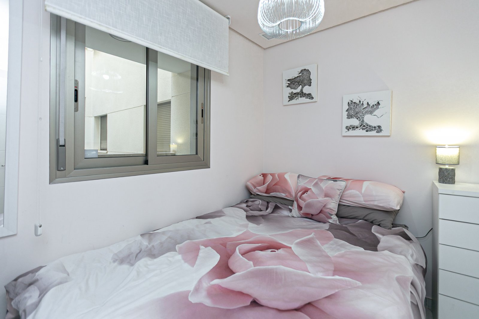 Entdecken Sie diese spektakuläre Wohnung in der exklusiven Wohnanlage Green Hills in Los Dolses, erbaut im Jahr 2022 mit hochwertigen Materialien und