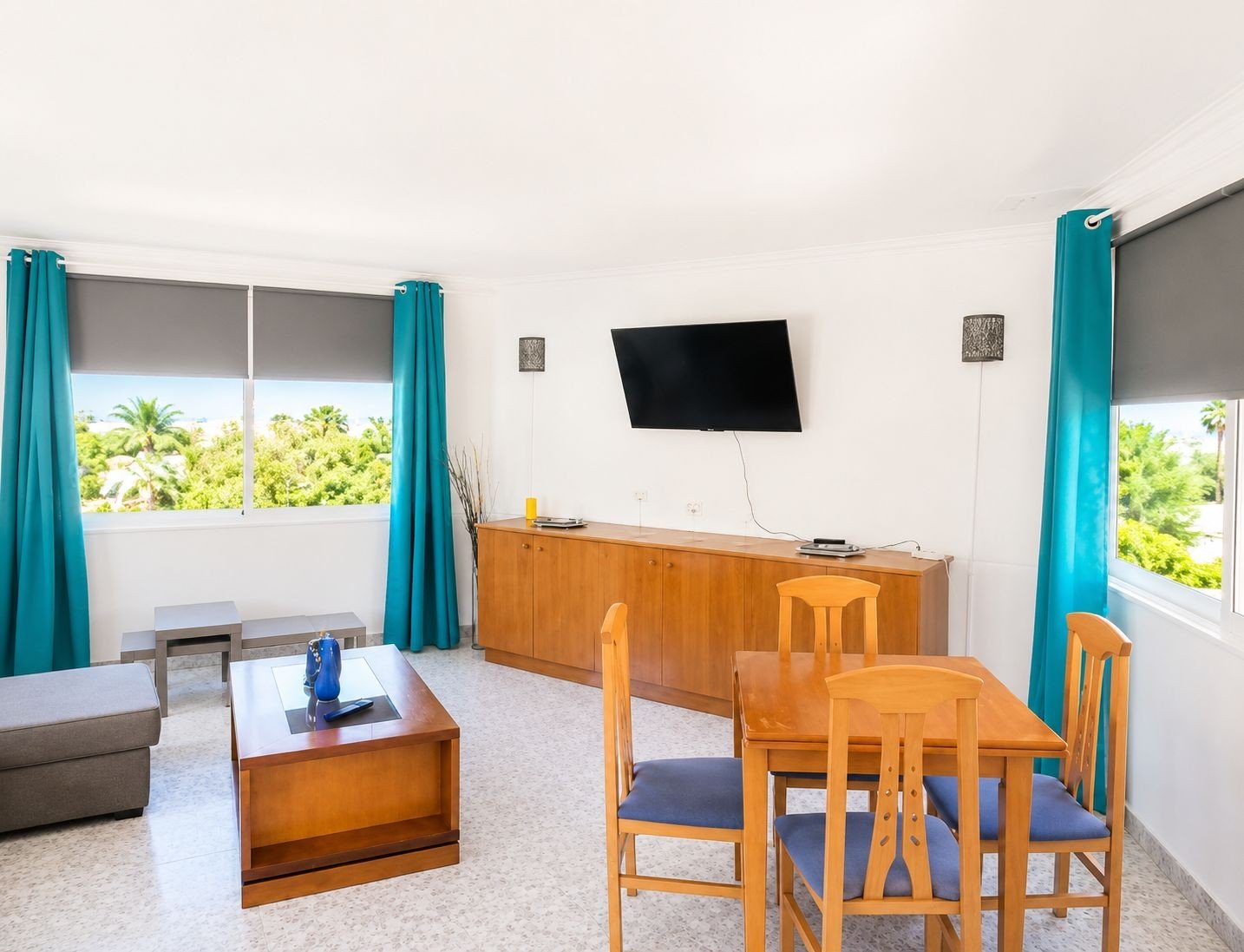 Discover this spacious 1-bedroom apartments in the tranquil residential area of Los Pinos, San Miguel de Salinas. Designed to maximize light and com