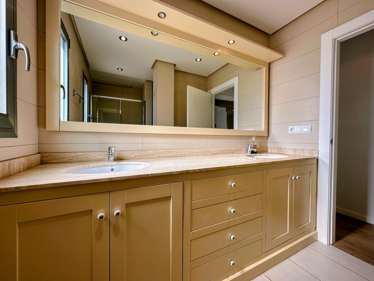 This extraordinary apartment in the Altos del Mediterráneo urbanization is a rare gem, offering luxury, space, and comfort in one of the most sought