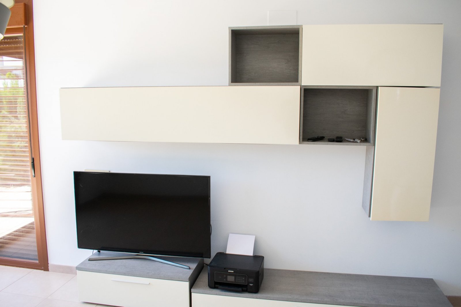 Wir präsentieren Ihnen dieses exklusive 112 m² große Apartment in Lomas de Cabo Roig , einer der begehrtesten Wohngegenden an der Costa Blanca in der