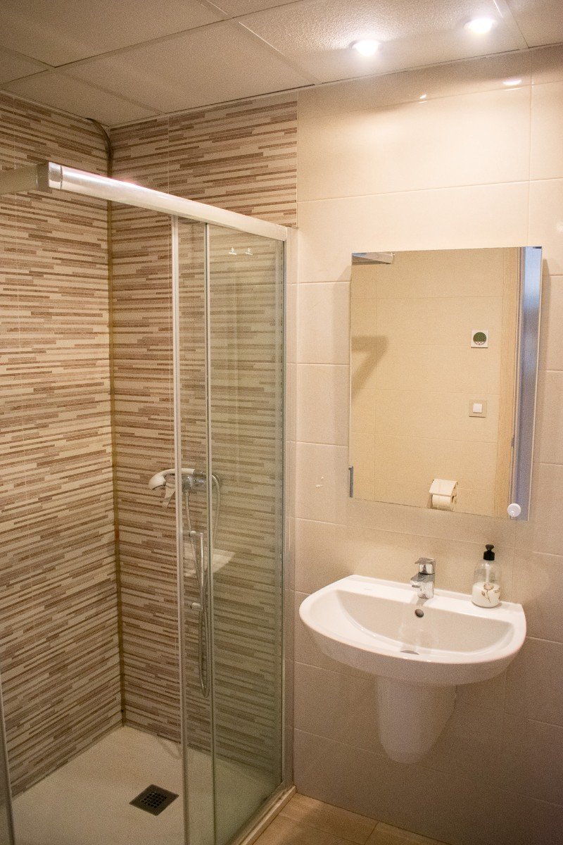 Wir präsentieren Ihnen dieses exklusive 112 m² große Apartment in Lomas de Cabo Roig , einer der begehrtesten Wohngegenden an der Costa Blanca in der