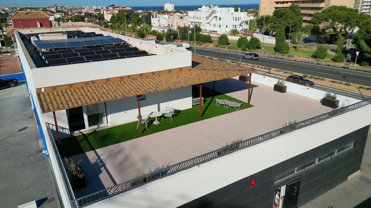 Im Herzen von La Zenia (Orihuela Costa) vereint dieses luxuriöse 122 m² große Apartment Privatsphäre, modernes Design und mediterranen Komfort . Es b