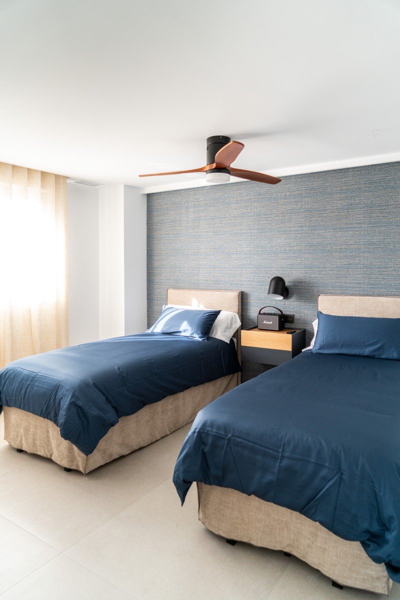 Im Herzen von La Zenia (Orihuela Costa) vereint dieses luxuriöse 122 m² große Apartment Privatsphäre, modernes Design und mediterranen Komfort . Es b