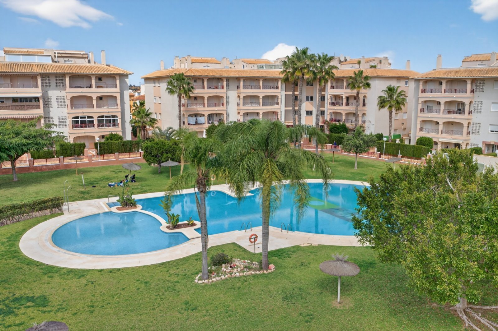 Orihuela Costa:   3 bedrooms | 3 bathrooms | Sunny terraces | Garage &amp; large storage room   Do you dream of a modern and spacious apartment in the heart of Pl 