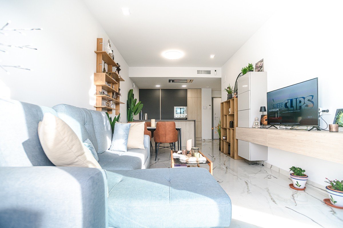 Dieses nahezu neue Penthouse in Orihuela Costa vereint modernen Komfort mit einer erstklassigen Lage an der Costa Blanca . Die Immobilie verfügt über